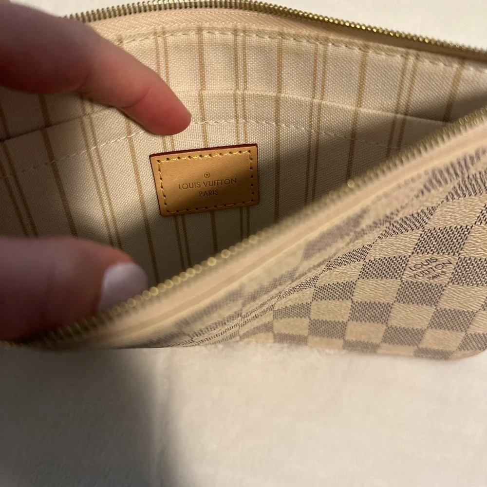 Louis Vuitton wristlet - Picture 3 of 4